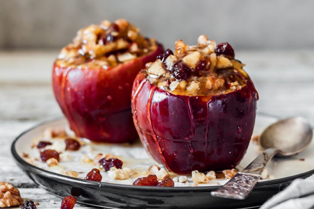 Maçã recheada com nozes e frutas secas (Imagem: Tatiana Vorona | Shutterstock)