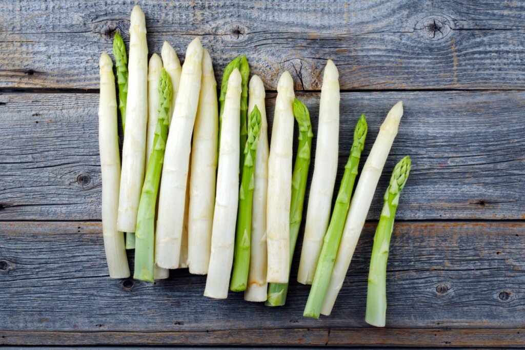 O aspargo favorece a saúde do intestino (Imagem: hlphoto | Shutterstock)