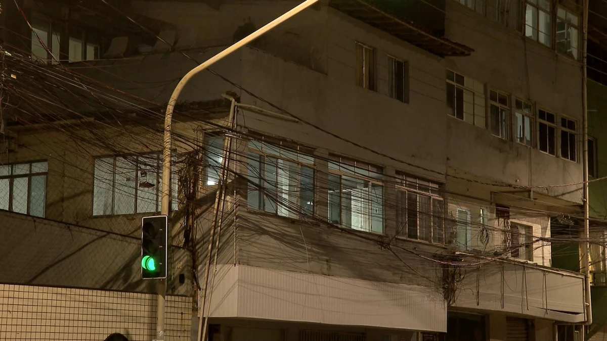 Homem morre após levar choque na varanda de casa em Itapuã