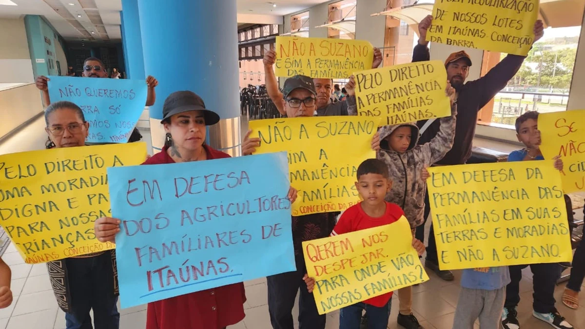 Manifestantes protestam contra reintegração de posse de uma área onde vive comunidade quilombola
