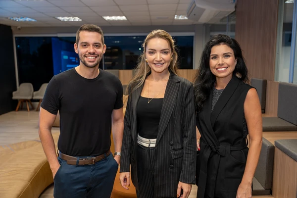 Os sócios José Neto Rossini e Juliana Ferraz receberam Vivian Sesto, head de ações comerciais da XP Empresas