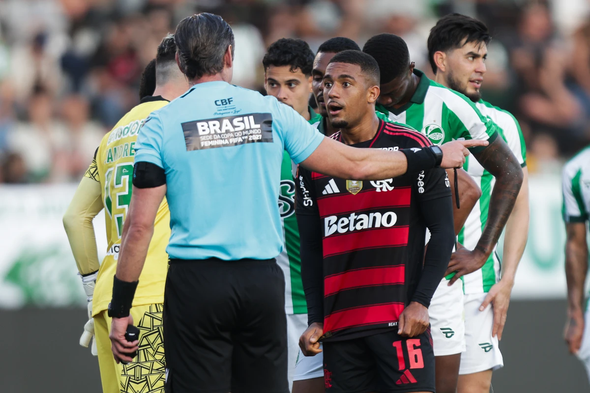 Samu Lino ficou na bronca com o árbitro Raphael Claus (SP)