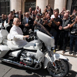 A moto recebeu pintura branco madrepérola, o brasão do Vaticano e outros detalhes exclusivos, antes de ser apresentada ao Papa Leão XIV, que a abençoou e a autografou