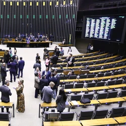 Casa aprovou retirada de pauta no último dia de vigência da medida; derrubada do texto gera impasse de R$ 35 bilhões em Orçamento de 2026, ano eleitoral