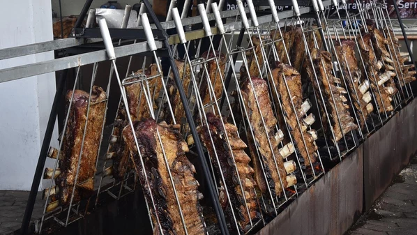 Evento com seis horas de open bar e shows musicais vai acontecer no domingo, 21/09, em um centro de eventos na Serra