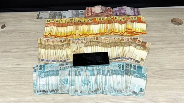 Aleff Vitoria Dias é apontado pela Polícia Civil como um dos chefes do tráfico de drogas no bairro Inhanguetá; ele estava em casa com a esposa quando foi surpreendido pelos policiais