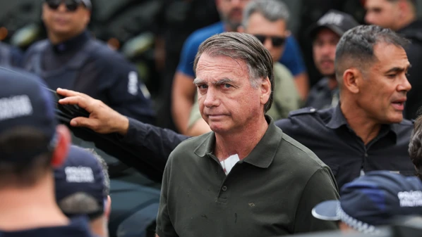 Ex-presidente teve crise forte de soluço, vômito e pressão baixa, diz Flávio Bolsonaro; ele passará a noite de terça (16) para quarta-feira (17) em observação