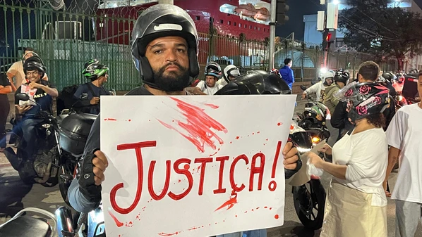 Manifestantes se reuniram próximo ao estádio Engenheiro Araripe em Cariacica, foram até o Palácio Anchieta para um ato simbólivo e retornaram ao local do acidente, onde rezaram pelo jovem morto