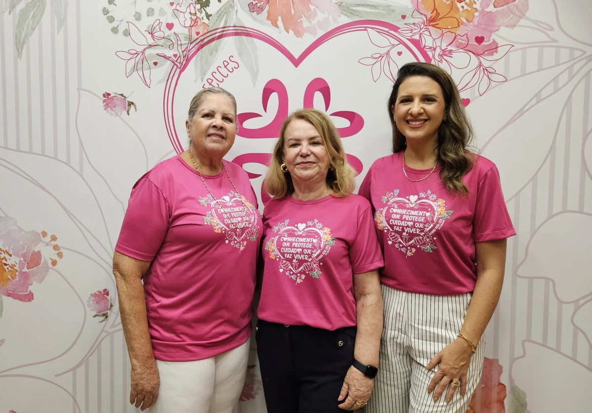 A presidente da Afecc, Marilucia Dalla, com Beatriz Ruschi e a jornalista Sandrine Luchi, que foi madrinha da Loja do Outubro Rosa, no Shopping Vitória, na noite da última terça-feira.