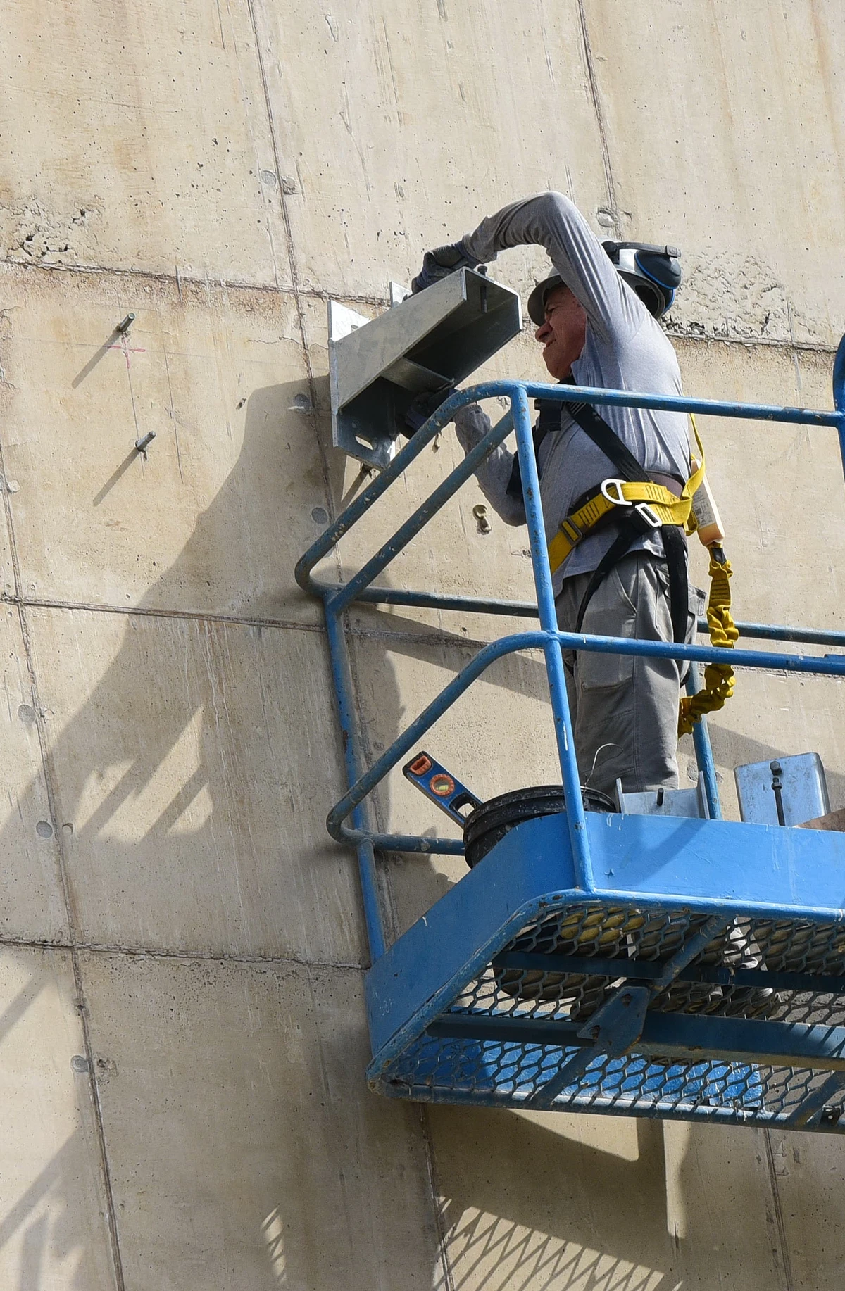 Trabalhadores durante o processo para revestir as parades do Cais das Artes. Primeiro colocam suportes metálicos que vao receber as placas de revestimento.  por Carlos Alberto Silva