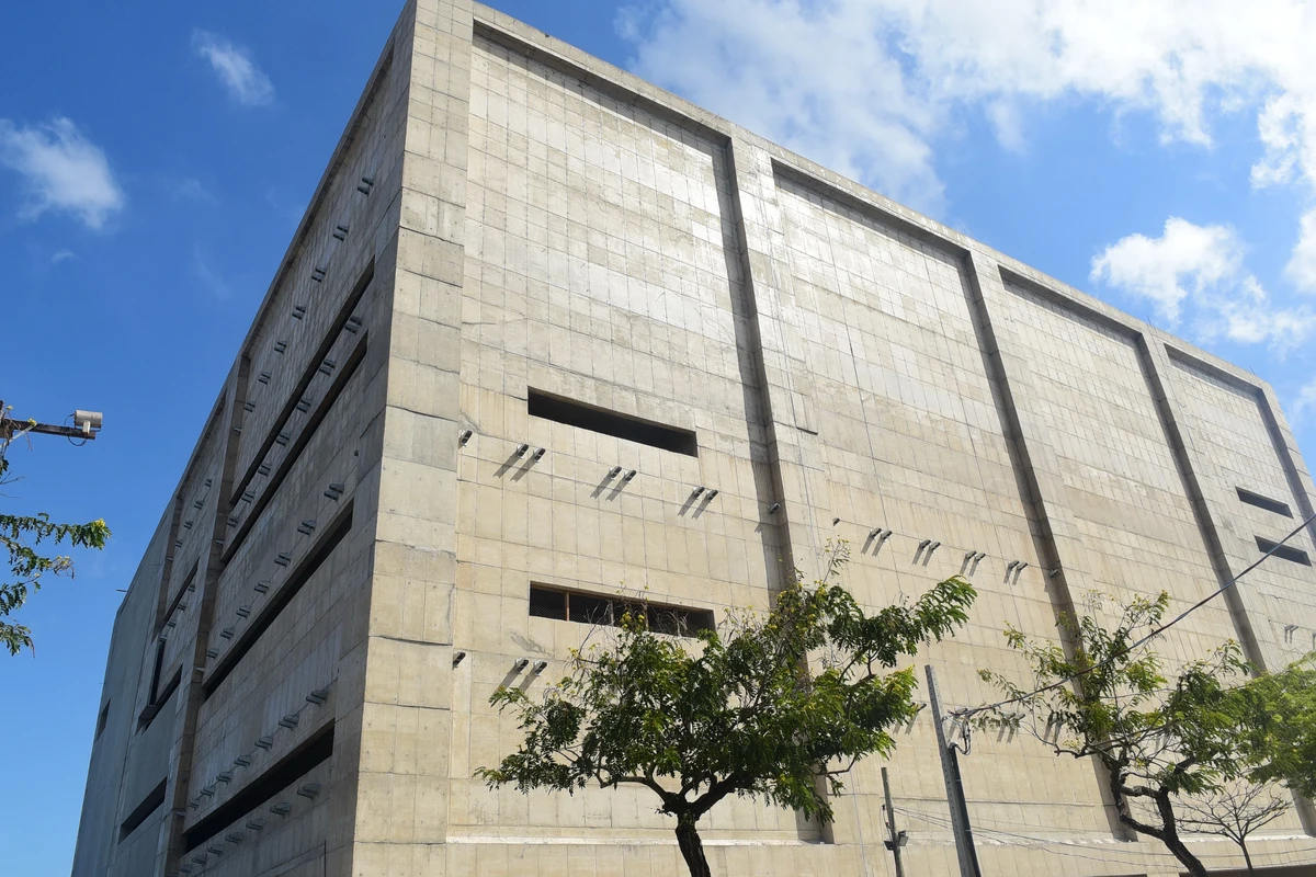 Trabalhadores durante o processo para revestir as parades do Cais das Artes. Primeiro colocam suportes metálicos que vao receber as placas de revestimento.  por Carlos Alberto Silva