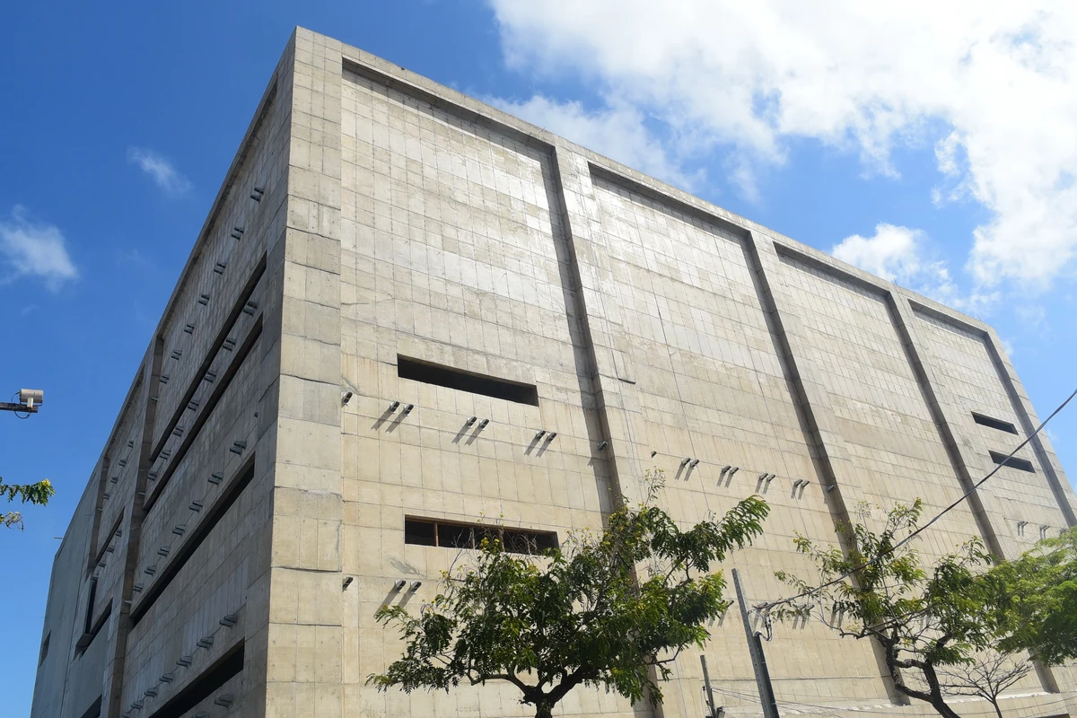Trabalhadores durante o processo para revestir as parades do Cais das Artes. Primeiro colocam suportes metálicos que vao receber as placas de revestimento.  por Carlos Alberto Silva