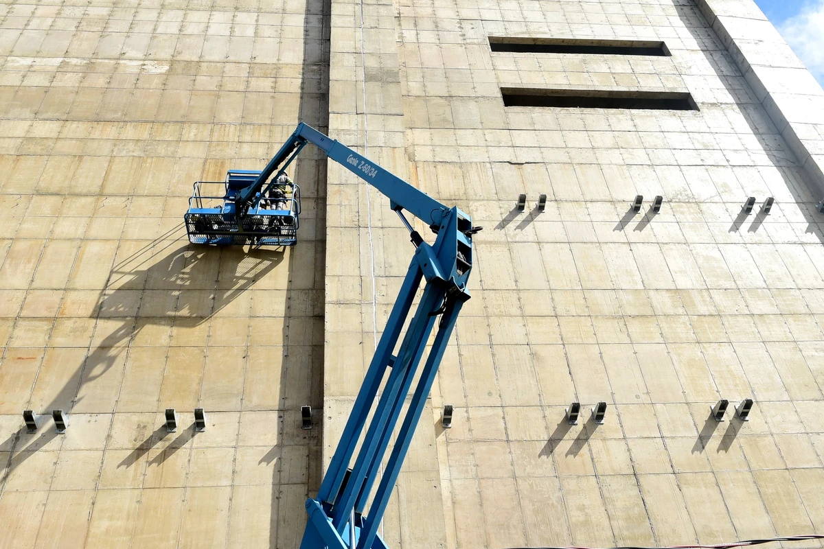 Trabalhadores durante o processo para revestir as parades do Cais das Artes. Primeiro colocam suportes metálicos que vao receber as placas de revestimento.  por Carlos Alberto Silva