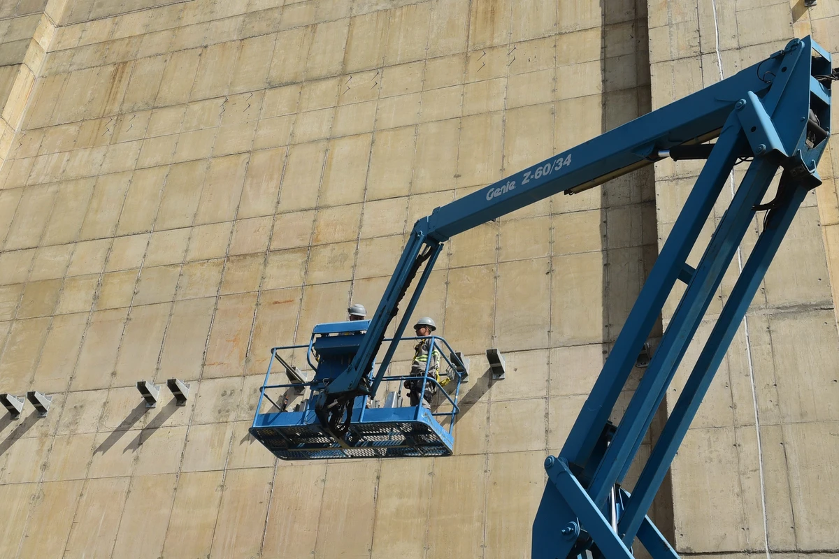 Trabalhadores durante o processo para revestir as parades do Cais das Artes. Primeiro colocam suportes metálicos que vao receber as placas de revestimento.  por Carlos Alberto Silva