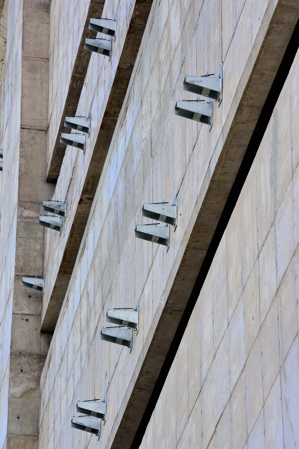 Trabalhadores durante o processo para revestir as parades do Cais das Artes. Primeiro colocam suportes metálicos que vao receber as placas de revestimento.  por Carlos Alberto Silva
