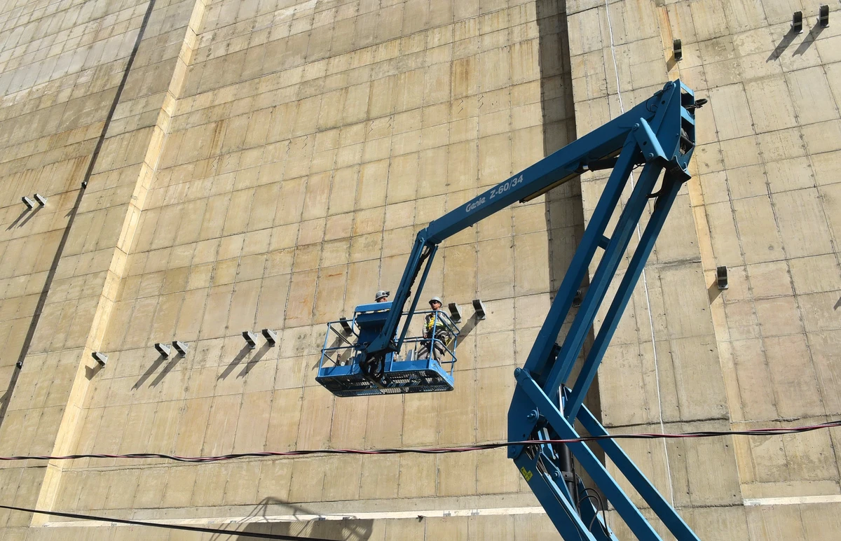 Trabalhadores durante o processo para revestir as parades do Cais das Artes. Primeiro colocam suportes metálicos que vao receber as placas de revestimento.  por Carlos Alberto Silva