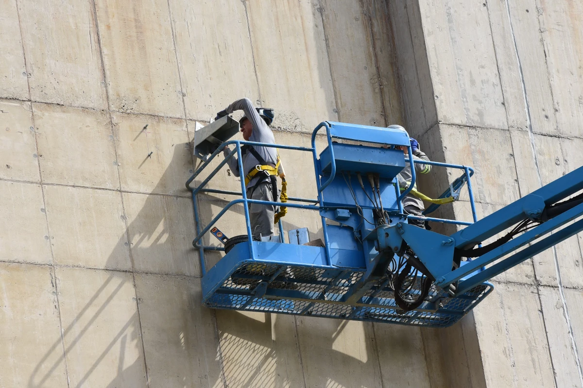 Trabalhadores durante o processo para revestir as parades do Cais das Artes. Primeiro colocam suportes metálicos que vao receber as placas de revestimento.  por Carlos Alberto Silva