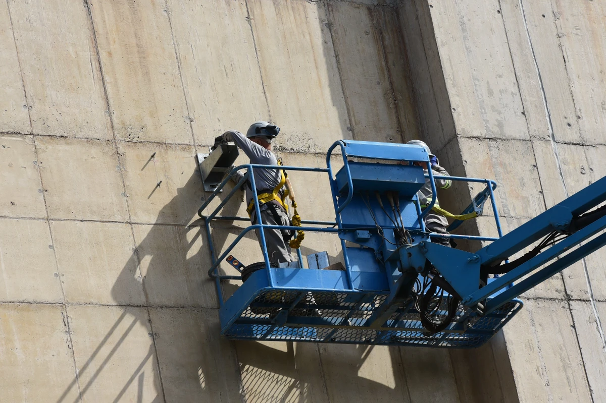 Trabalhadores durante o processo para revestir as parades do Cais das Artes. Primeiro colocam suportes metálicos que vao receber as placas de revestimento.  por Carlos Alberto Silva