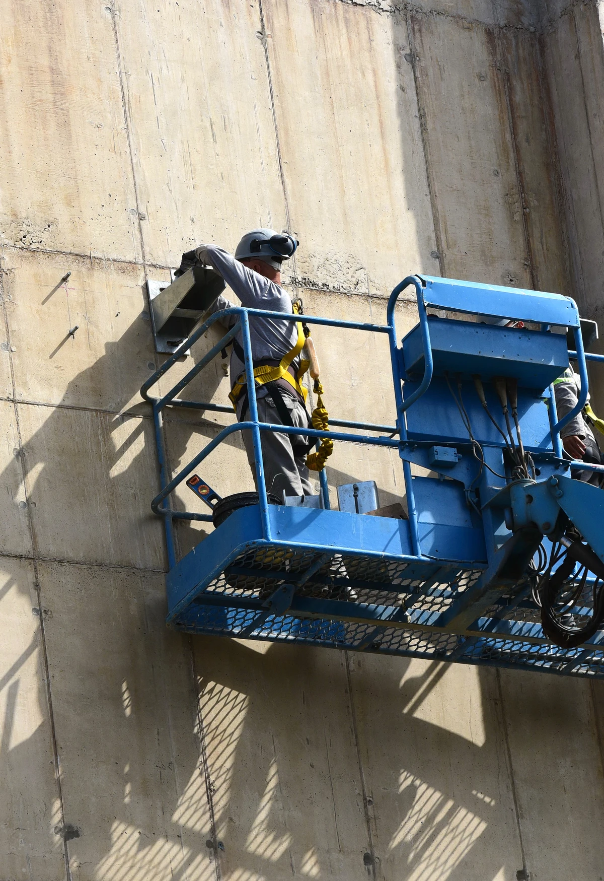 Trabalhadores durante o processo para revestir as parades do Cais das Artes. Primeiro colocam suportes metálicos que vao receber as placas de revestimento.  por Carlos Alberto Silva