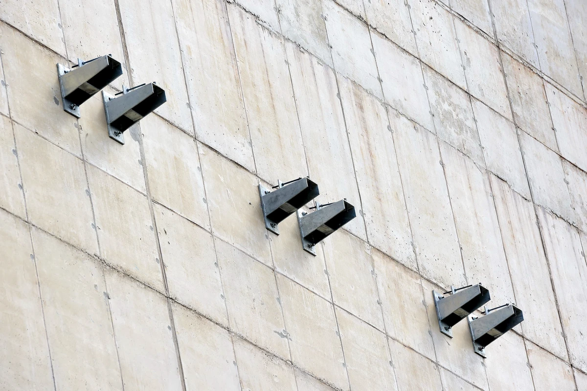 Trabalhadores durante o processo para revestir as parades do Cais das Artes. Primeiro colocam suportes metálicos que vao receber as placas de revestimento.  por Carlos Alberto Silva