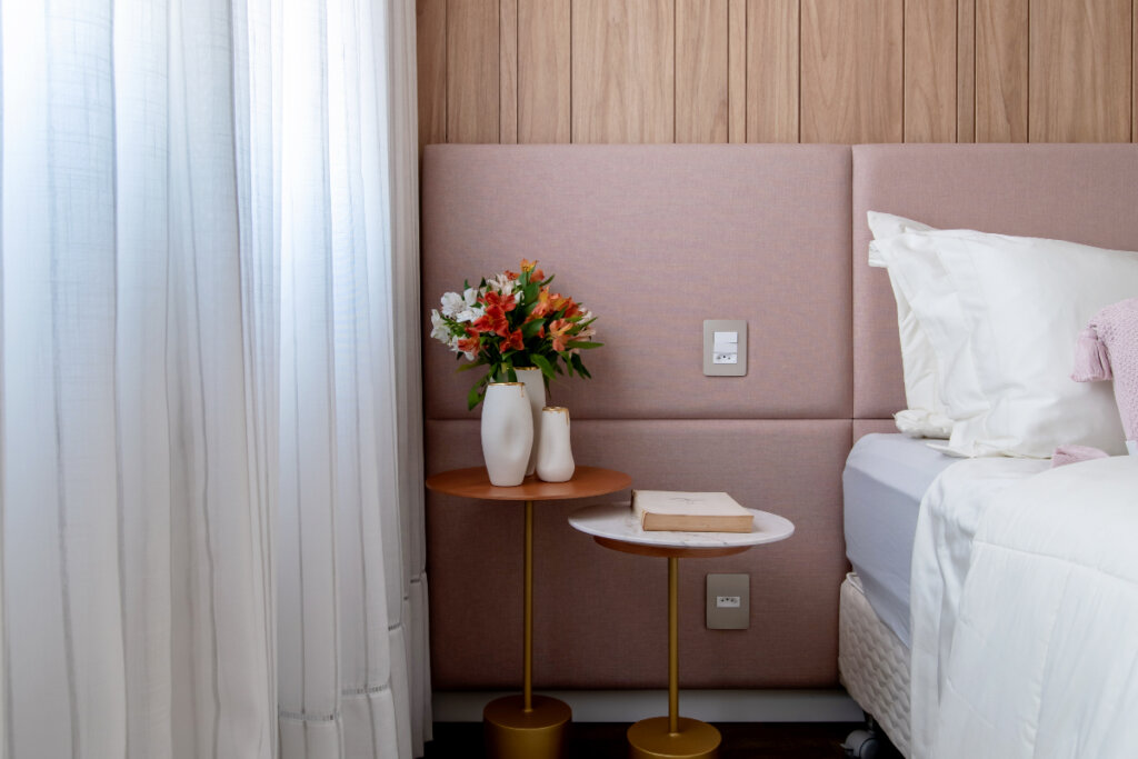 As flores ajudam a trazer o ar da primavera para os ambientes (Projeto: Paiva e Passarini Arquitetura | Imagem: Xavier Neto)