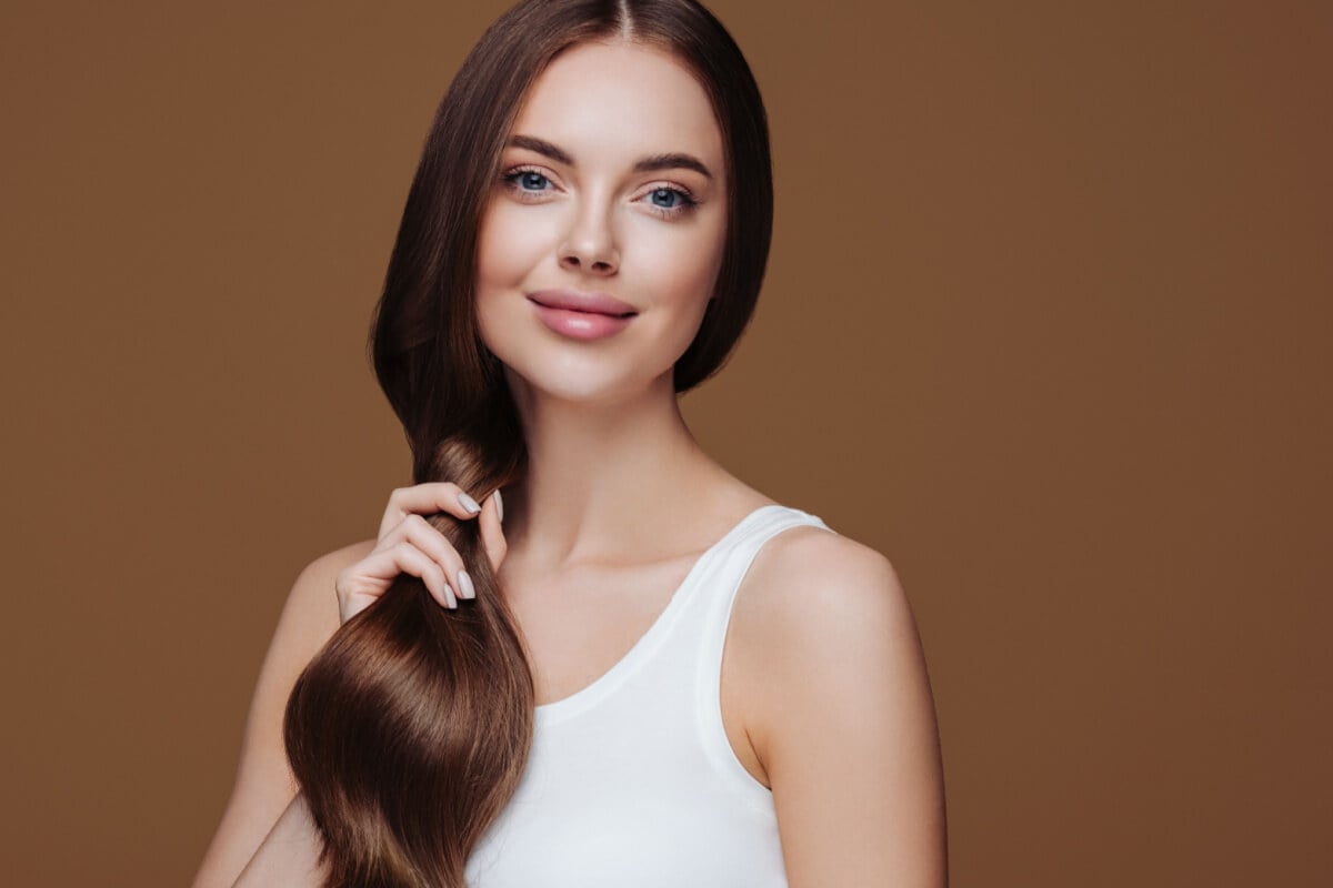 Cuidar corretamente dos cabelos após a coloração ou descoloração ajuda a manter a saúde dos fios (Imagem: Irina Bg | Shutterstock)