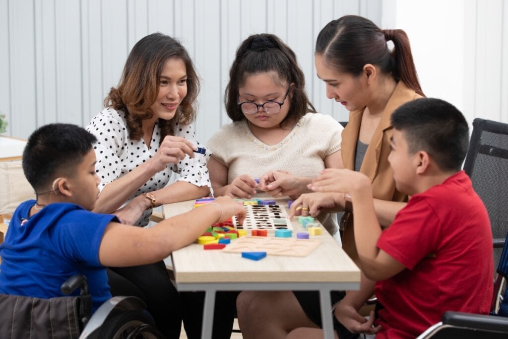 Por meio de atividades que atendem a diversas deficiências, é possível que os alunos conheçam melhor as necessidades dos colegas (Imagem: Bangkok Click Studio | Shutterstock)