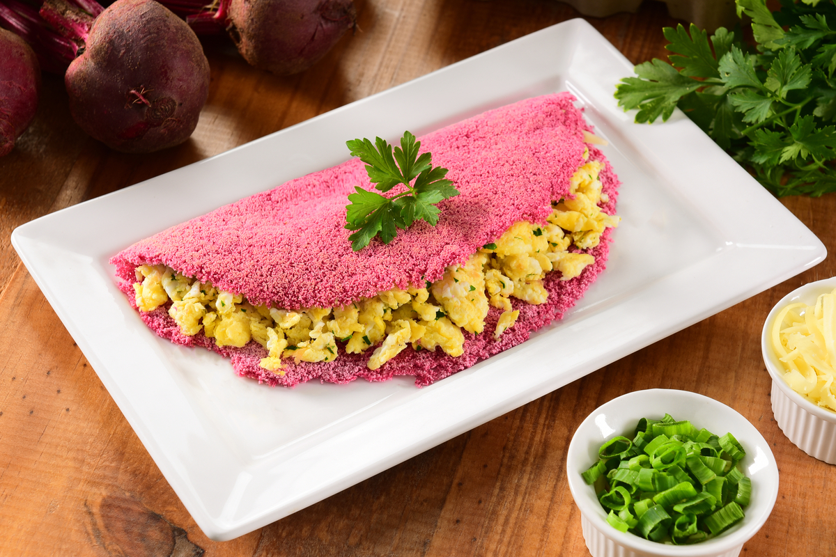 Tapioca de beterraba com ovo mexido (Imagem: Marcelo_Krelling | Shutterstock)