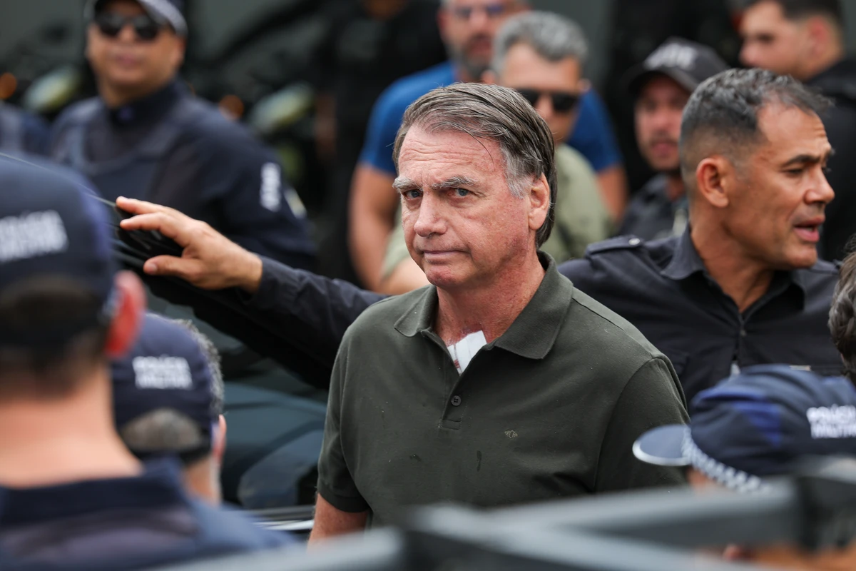 O ex-presidente Jair Bolsonaro deixa hospital sob forte esquema de segurança em Brasília