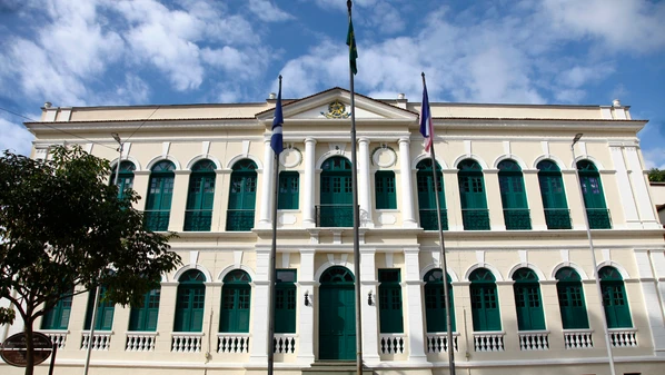 Oportunidades estão distribuídas pelas secretarias de Desenvolvimento Social, Administração e Saúde; remuneração pode chegar a R$ 10 mil mensais