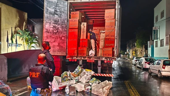 Motorista disse que saiu do Paraná com destino a Colatina, no Espírito Santo; carga seria entregue em meio a quase 23 mil unidades de panetone