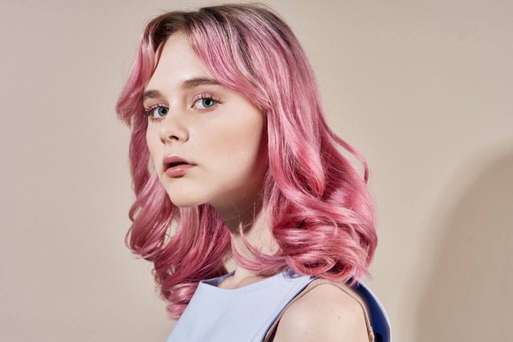 Franja cortininha ajuda a emoldurar o rosto  (Imagem: ViChizh | Shutterstock)