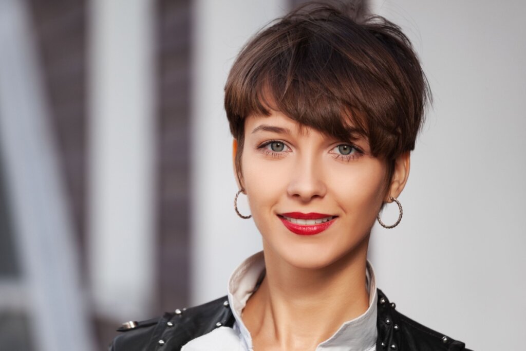 O cabelo curto traz mais personalidade ao visual (Imagem: wrangler | Shutterstock)