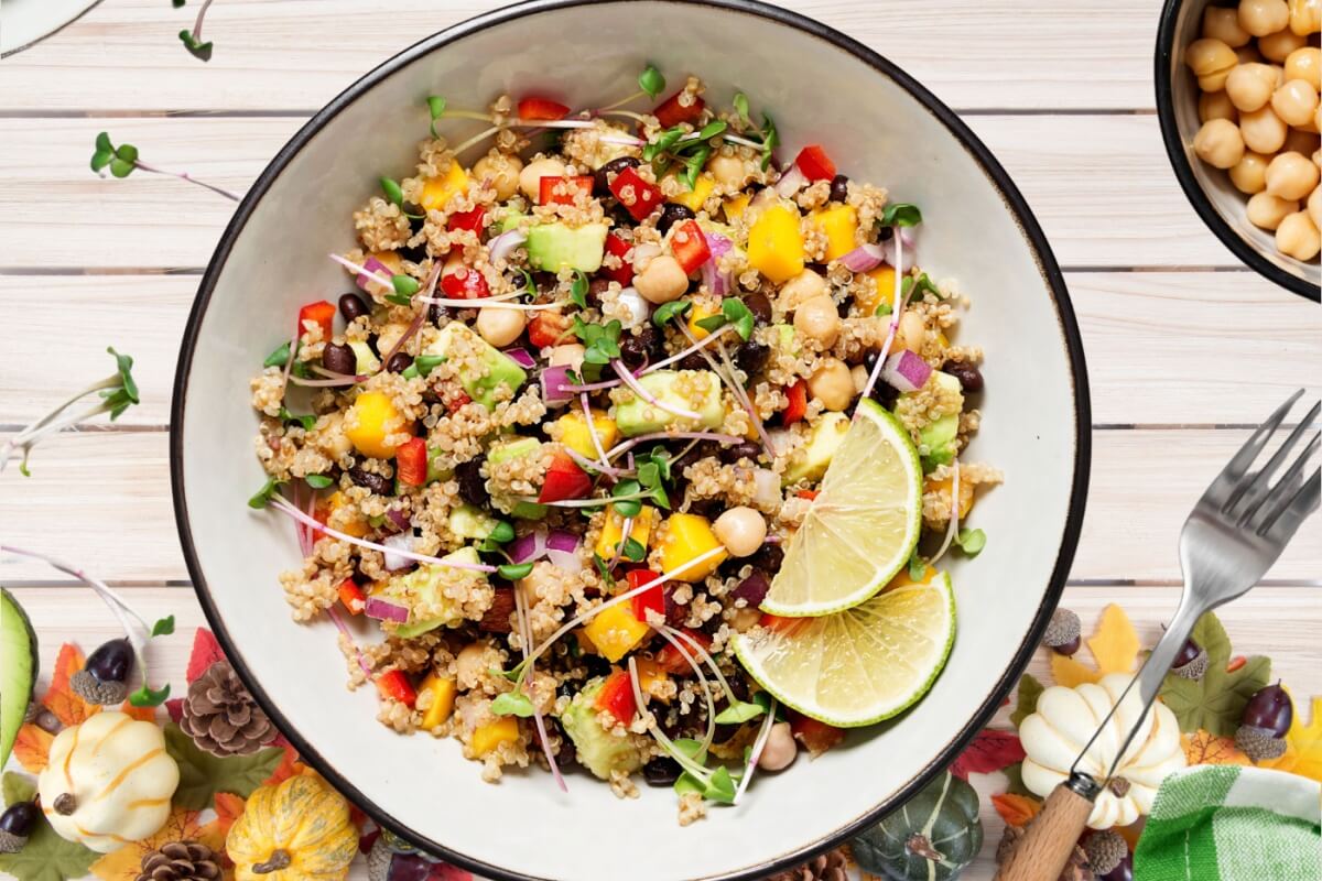 Salada de quinoa com grão-de-bico e abacate (Imagem: Jbi Shah | Shutterstock) 