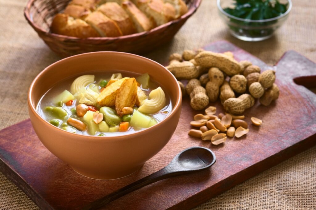 Sopa de legumes com amendoim (Imagem: Ildi Papp | Shutterstock)