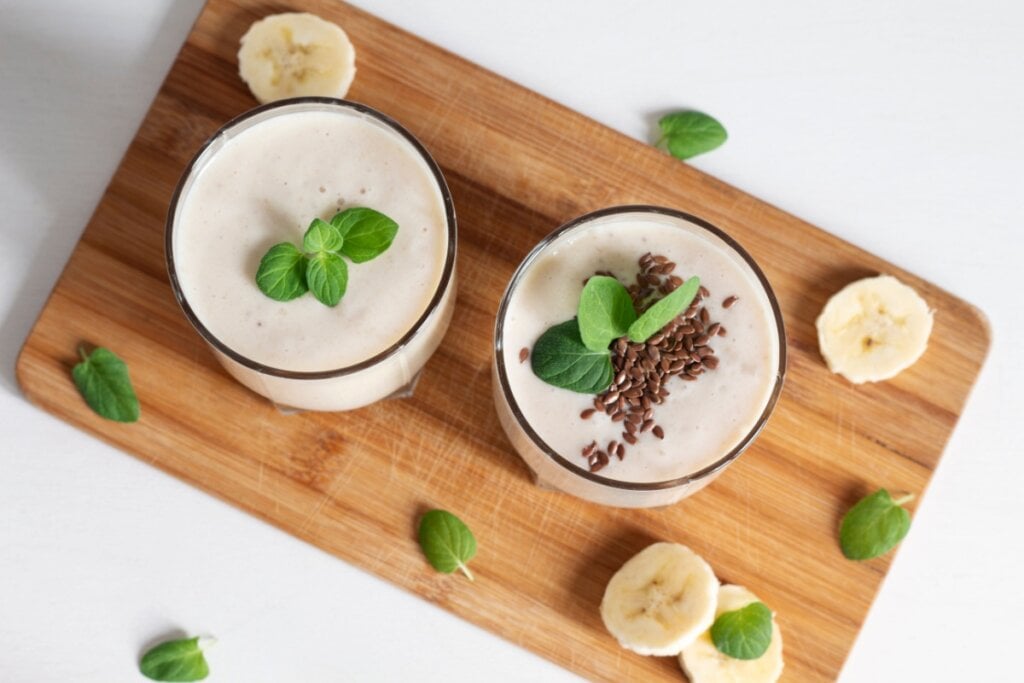 Vitamina de banana com linhaça (Imagem: Kaplygula | Shutterstock) 