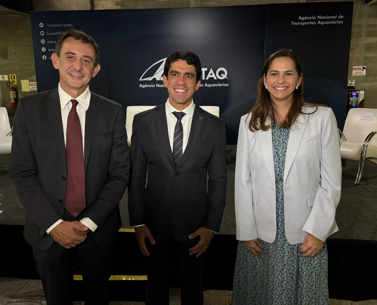 O CEO da Vports, Gustavo Serrão, e a diretora jurídica e regulatória Adriana Pessotti, em Brasília, nesta terça, 16, para acompanhar a posse do novo diretor geral da Agência Nacional de Transportes Aquaviários (Antaq), Frederico Dias (ao centro).