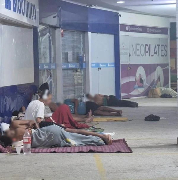 Pessoas em situação de rua ocupam calçada em frente ao Laboratório Bioclínico