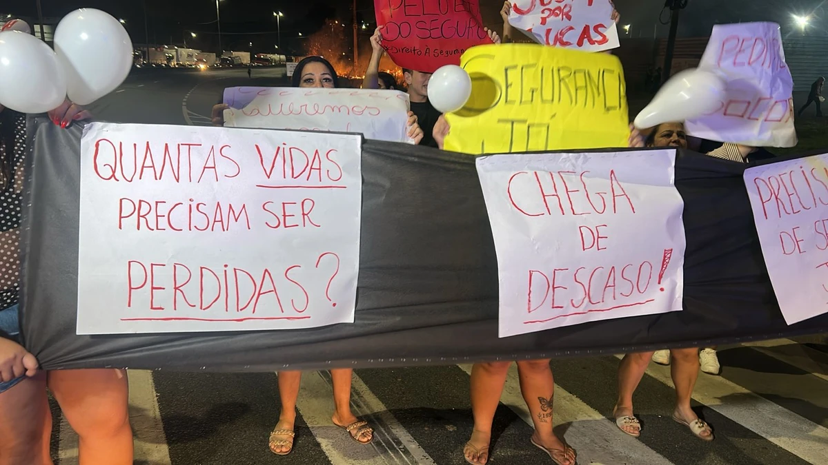 Protesto após morte de adolescente na BR 101, em Viana