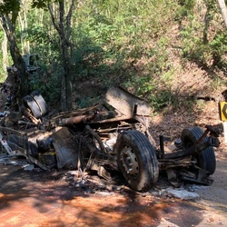 Batida ocorreu na Serra de Soturno, entre Cachoeiro de Itapemirim e Vargem Alta; motorista ficou preso às ferragens e fraturou uma perna