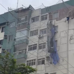 Três operários foram resgatados pelo Corpo de Bombeiros; acidente aconteceu no final da manhã desta quinta-feira (18)