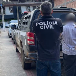Suspeito tentou passar a mão nas pernas da menina, que tinha 13 anos na época; delegada diz que ele também abusou da outra enteada, de 15 anos