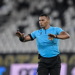 O lance revisado no VAR mostrou o jogador João Vitor, do Mirassol, em posição de impedimento quando sofreu o contato faltoso