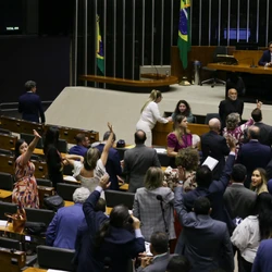 A PEC da Blindagem dá ao Congresso a autoridade para barrar processos criminais e prisões de deputados e senadores. Já a emenda do voto secreto permite que parlamentar decida, de forma sigilosa, se um colega pode ser investigado