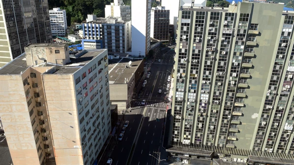 A estratégia foi simples e poderosa: transformar trechos em ruas exclusivas para pedestres, construir subterrâneos para liberar superfície ou transformar imóveis decrépitos em estacionamentos, melhorar iluminação, colocar bancos, árvores, papeleiras e lixeiras, pavimentar de forma adequada