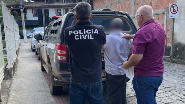 Suspeito tentou passar a mão nas pernas da menina, que tinha 13 anos na época; delegada diz que ele também abusou da outra enteada, de 15 anos