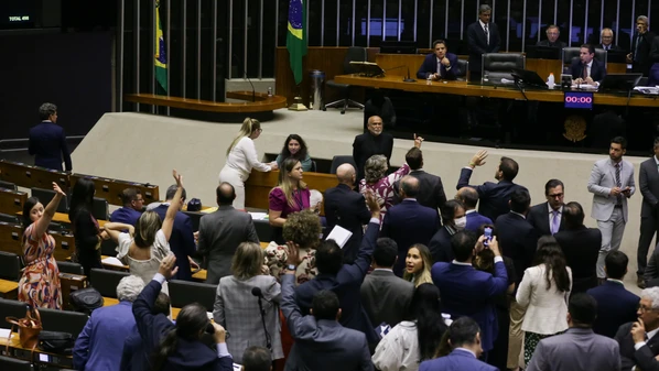 A resposta virá das ruas, pois é lá onde a democracia respira, onde a cidadania pulsa, onde o futuro se constrói com coragem. Não há silêncio noturno forte o bastante para calar a força coletiva de um povo atento