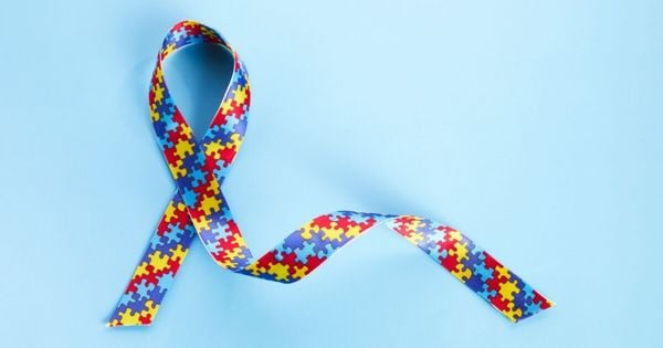 A proposta aprovada em comissão da Câmara dos Deputados busca garantir formação continuada com base em evidências científicas e fortalecer o atendimento a alunos com Transtorno do Espectro Autista (TEA)