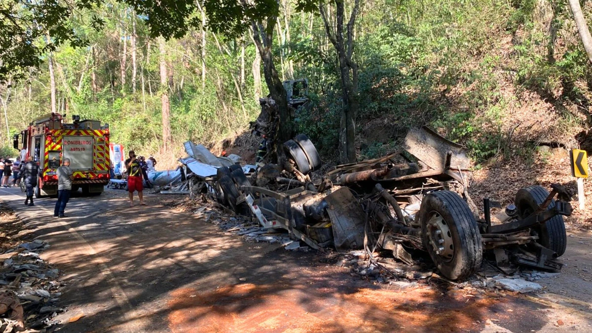 Acidente destruiu caminhão e danificou carro no Sul do ES