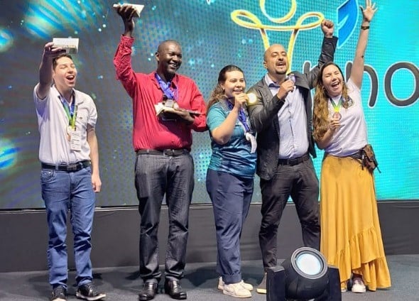 Anatalício dos Reis Silva (de camisa vermelha) comemora os prêmios conquistados em Foz do Iguaçu